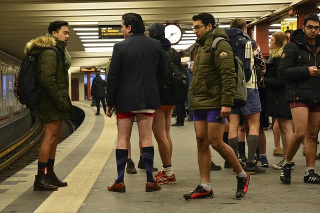 No Pants in WINTER? Improv Group Carries On International Tradition